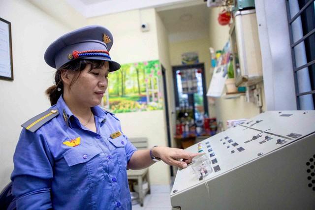 Gác tàu giữa lòng tp . Hcm: Những khoảnh khắc đón giao thừa bên gác chắn - Ảnh 1.