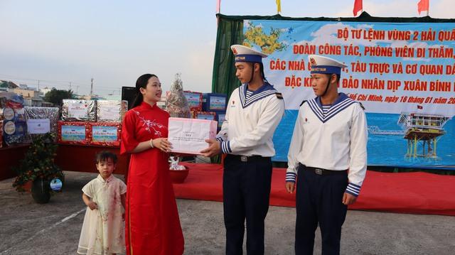 Mang xuân ấm đến nhà giàn DK1 và thềm lục địa phía nam Tổ quốc- Ảnh 3.