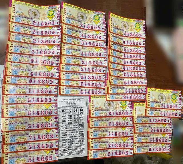 Nhiều đại lý đổi thưởng vé số trúng độc đắc xổ số miền Nam đài Long An - Ảnh 1.