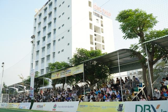 Sân 1.600 chỗ ngồi ‘hết sức chứa’ tại chung kết Tây Nam bộ TNSV THACO cup 2026- Ảnh 6.
