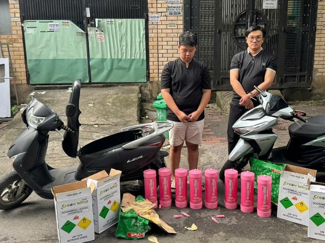 Công an TP.HCM khởi tố 4 người trong đường dây buôn bán khí cười quy mô lớn - Ảnh 2.