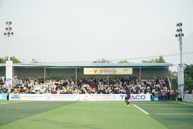 Sân 1.600 chỗ ngồi ‘hết sức chứa’ tại chung kết Tây Nam bộ TNSV THACO cup 2026- Ảnh 3.