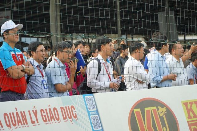 Sân 1.600 chỗ ngồi ‘hết sức chứa’ tại chung kết Tây Nam bộ TNSV THACO cup 2026- Ảnh 8.