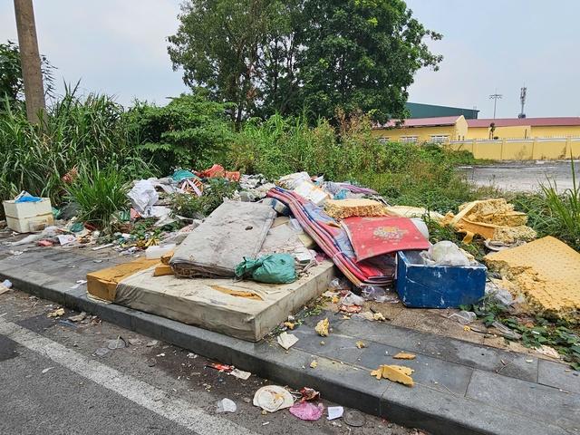 Rác thải nhà ga T3 bủa vây đường vào sân bay Tân Sơn Nhất gây bức xúc - Ảnh 2.