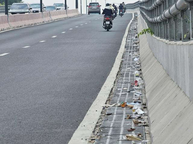 Rác thải nhà ga T3 bủa vây đường vào sân bay Tân Sơn Nhất gây bức xúc - Ảnh 5.