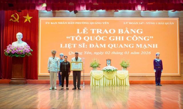 Trao bằng Tổ quốc ghi công liệt sĩ Đàm Quang Mạnh hy sinh tại quần đảo Trường Sa- Ảnh 1.