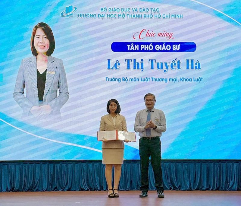 Trường ĐH Mở TP.HCM bổ nhiệm 2 tân phó giáo sư khoa Luật- Ảnh 1.