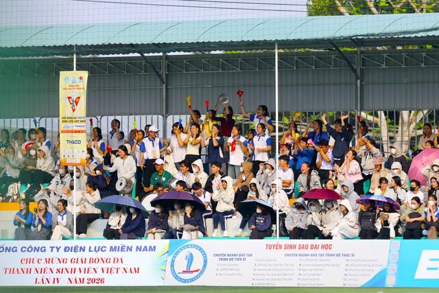 Sân 1.600 chỗ ngồi ‘hết sức chứa’ tại chung kết Tây Nam bộ TNSV THACO cup 2026- Ảnh 2.