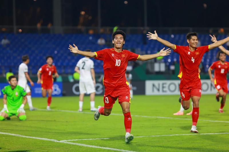 AFC khen ngợi tài thay người và nhãn quan chiến thuật tuyệt vời của ông Kim, VFF thưởng 1,1 tỉ đồng- Ảnh 2.