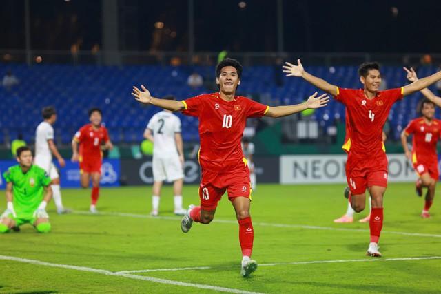 Lê Văn Thuận rất đáng yêu sau trận thắng U.23 Kyrgyzstan: 'Tôi cứ tưởng mình ghi bàn, hóa ra…’- Ảnh 2.
