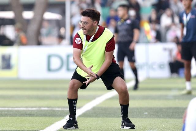 Quà sinh nhật đặc biệt của HLV Bồ Đào Nha tại TNSV THACO cup 2026- Ảnh 2.