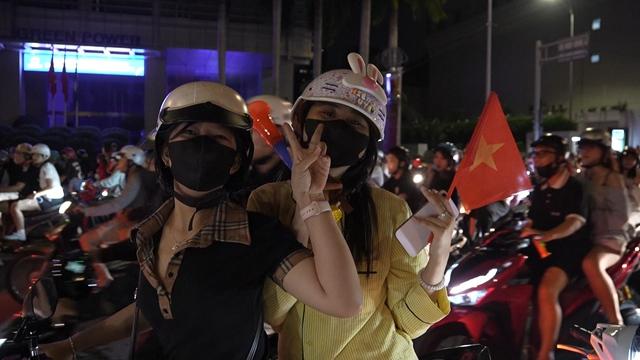 Người hâm mộ TP.HCM xuống đường ‘đi bão’ mừng U.23 Việt Nam giành HCĐ châu Á- Ảnh 4.