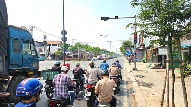Đường Trần Văn Giàu ùn tắc do gỡ đèn ưu tiên: Cơ quan chức năng lên tiếng - Ảnh 1.