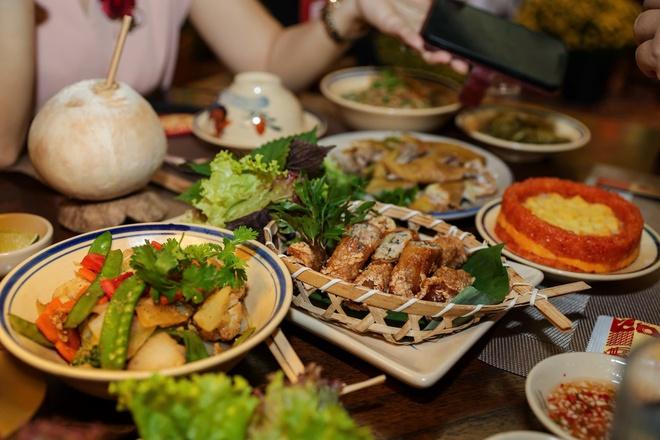 Bất ngờ mâm cỗ tết 3 miền ngay tại TP.HCM: Thực khách hào hứng 'ăn tết sớm' - Ảnh 7.