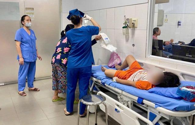 Xử phạt chủ xe bánh mì gây ngộ độc thực phẩm cho 89 người tại Lâm Đồng - Ảnh 2.