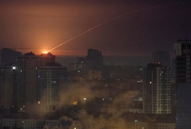 Chiến sự Ukraine ngày 1.428: Hơn nửa Kyiv mất điện, hàng trăm ngàn người tháo chạy - Ảnh 4.