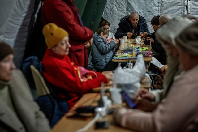 Chiến sự Ukraine ngày 1.428: Hơn nửa Kyiv mất điện, hàng trăm ngàn người tháo chạy - Ảnh 2.
