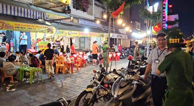 Xử lý lấn chiếm vỉa hè, lòng đường: Hộ kinh doanh thu gom bàn ghế bỏ chạy - Ảnh 1.