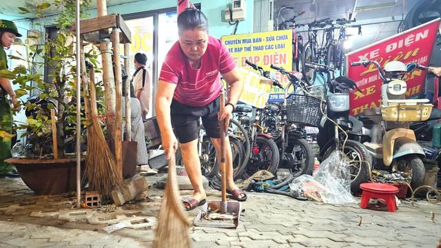 Xử lý lấn chiếm vỉa hè, lòng đường: Hộ kinh doanh thu gom bàn ghế bỏ chạy - Ảnh 6.
