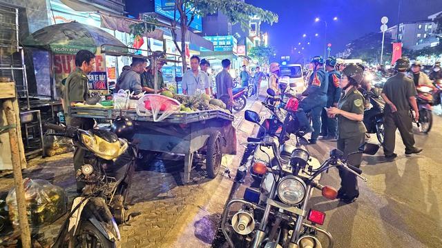 Xử lý lấn chiếm vỉa hè, lòng đường: Hộ kinh doanh thu gom bàn ghế bỏ chạy - Ảnh 3.