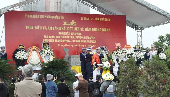 Trao bằng Tổ quốc ghi công liệt sĩ Đàm Quang Mạnh hy sinh tại quần đảo Trường Sa- Ảnh 3.
