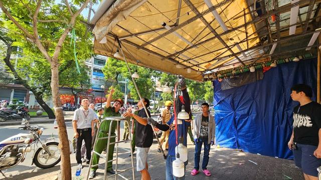 Hộ kinh doanh đường Hải Thượng Lãn Ông khẩn trương dọn dẹp, trả lại vỉa hè - Ảnh 4.