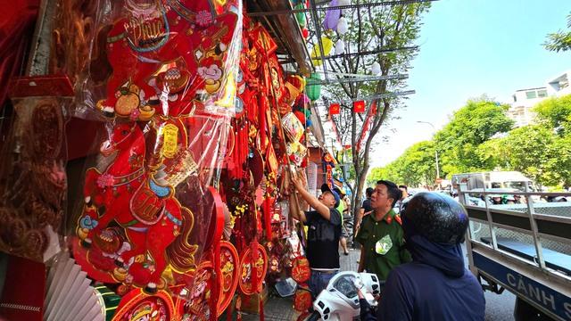 Hộ kinh doanh đường Hải Thượng Lãn Ông khẩn trương dọn dẹp, trả lại vỉa hè - Ảnh 1.