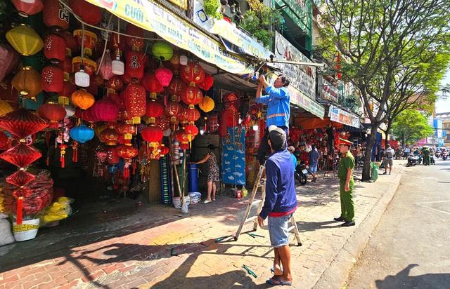 Hộ kinh doanh đường Hải Thượng Lãn Ông khẩn trương dọn dẹp, trả lại vỉa hè - Ảnh 2.