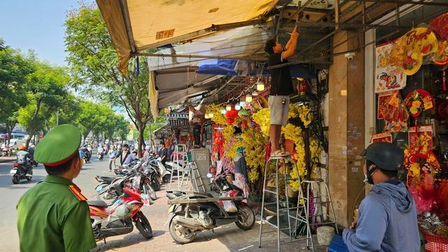 Hộ kinh doanh đường Hải Thượng Lãn Ông khẩn trương dọn dẹp, trả lại vỉa hè - Ảnh 10.