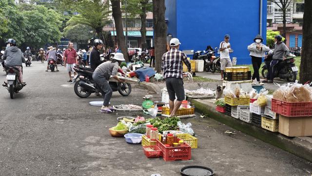 Quyết liệt xử lý lấn chiếm lòng đường, vỉa hè: Nhắc nhở cả tuần nay rồi - Ảnh 3.
