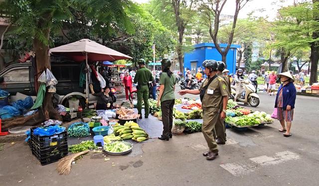 Quyết liệt xử lý lấn chiếm lòng đường, vỉa hè: Nhắc nhở cả tuần nay rồi - Ảnh 1.