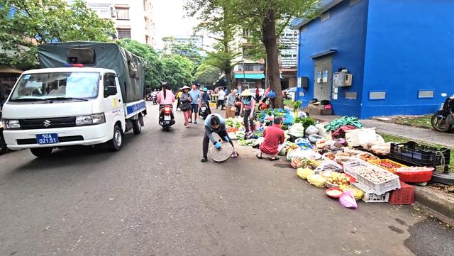 Quyết liệt xử lý lấn chiếm lòng đường, vỉa hè: Nhắc nhở cả tuần nay rồi - Ảnh 2.
