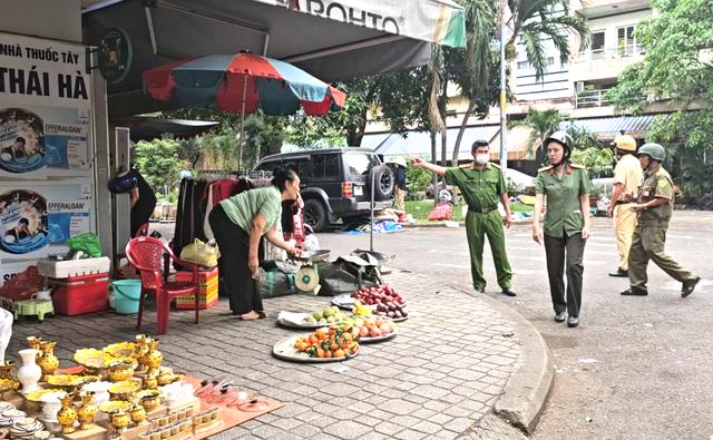 Quyết liệt xử lý lấn chiếm lòng đường, vỉa hè: Nhắc nhở cả tuần nay rồi - Ảnh 4.