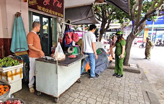Quyết liệt xử lý lấn chiếm lòng đường, vỉa hè: Nhắc nhở cả tuần nay rồi - Ảnh 5.