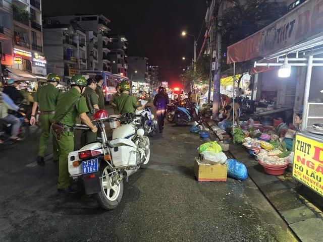 Công an TP.HCM ra quân ban đêm, xử phạt hàng loạt quán nhậu lấn chiếm vỉa hè- Ảnh 1.