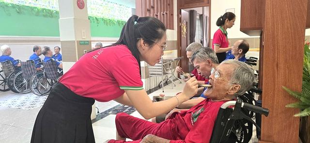 Nương tựa người dưng: Chăm sóc người cao tuổi tại viện dưỡng lão - Ảnh 3.