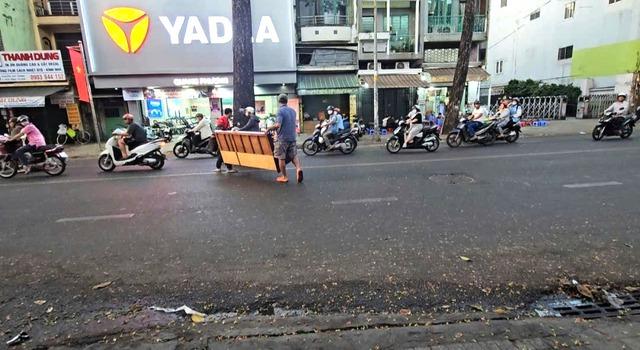 TP.HCM: Quyết liệt xử lý lấn chiếm vỉa hè, lòng đường khu vực Chợ Lớn - Ảnh 2.