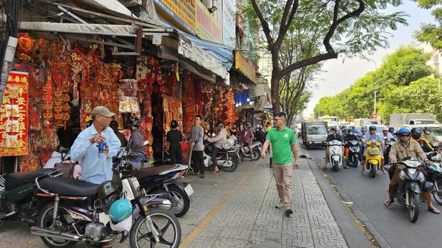 TP.HCM: Quyết liệt xử lý lấn chiếm vỉa hè, lòng đường khu vực Chợ Lớn - Ảnh 5.