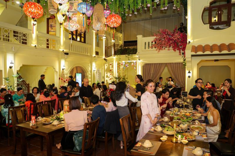 Bất ngờ mâm cỗ tết 3 miền ngay tại TP.HCM: Thực khách hào hứng 'ăn tết sớm' - Ảnh 13.