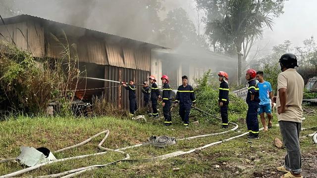 Phú Quốc: Cháy nhà kho, lực lượng chữa cháy căng mình chống lan sang rừng phòng hộ- Ảnh 3.