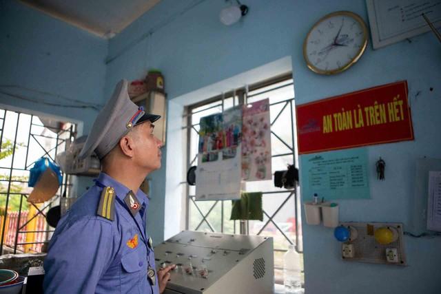 Gác tàu giữa lòng tp . Hcm: Những khoảnh khắc đón giao thừa bên gác chắn - Ảnh 3.