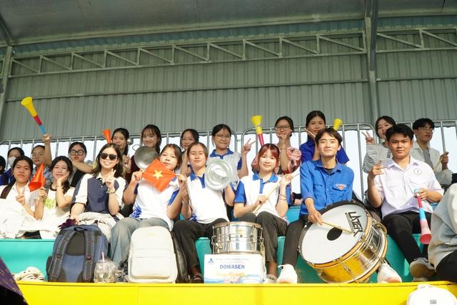 Sân 1.600 chỗ ngồi ‘hết sức chứa’ tại chung kết Tây Nam bộ TNSV THACO cup 2026- Ảnh 14.