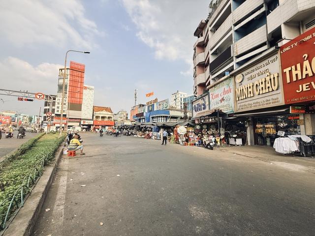 Nhiều tuyến phố TP . HCM thông thoáng trở lại nhờ xử lý lấn chiếm vỉa hè - Ảnh 1.