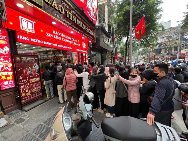 Người dân xếp hàng mua vàng, bạc khi giá giảm - Ảnh 2.