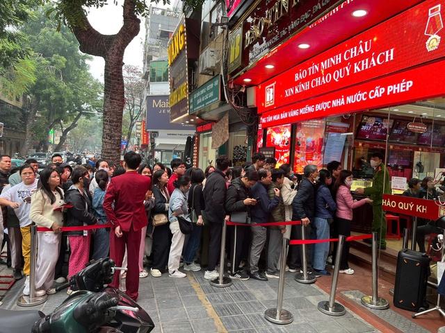 Người dân xếp hàng mua vàng, bạc khi giá giảm - Ảnh 4.