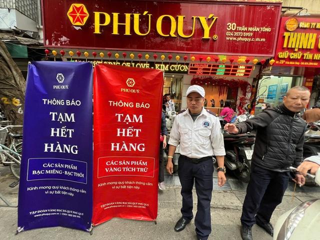 Người dân xếp hàng mua vàng, bạc khi giá giảm - Ảnh 5.