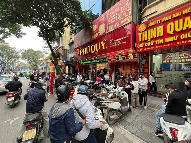 Người dân xếp hàng mua vàng, bạc khi giá giảm - Ảnh 3.