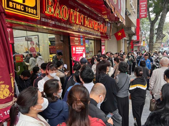 Người dân xếp hàng mua vàng, bạc khi giá giảm - Ảnh 1.