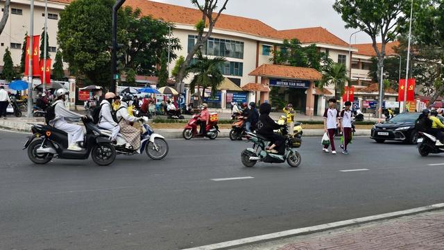 TP.HCM: Thót tim tại giao lộ có đèn giao thông hoạt động không ổn định - Ảnh 2.