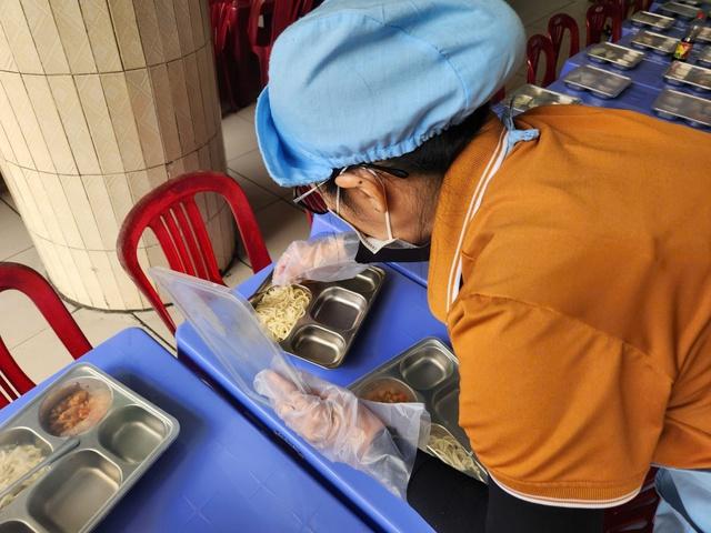 TP.HCM: Nhiều trường tạm dừng ăn bán trú sau phản ánh về thực phẩm - Ảnh 3.